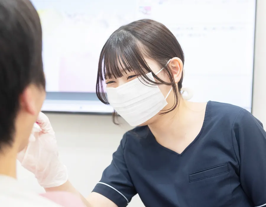 患者に処置を行う女性スタッフ