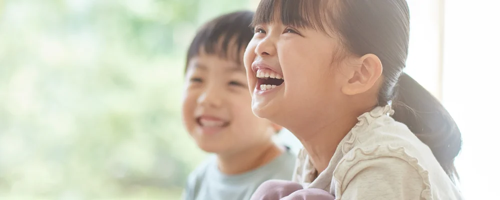 永久歯が生え始めた時期の子どもたちの明るい笑顔 シティデンタルクリニック そよらリーフシティ市川