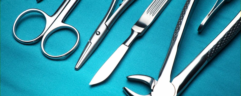 手術用の手袋を着ける医療スタッフの手｜シティデンタルクリニック そよらリーフシティ市川
