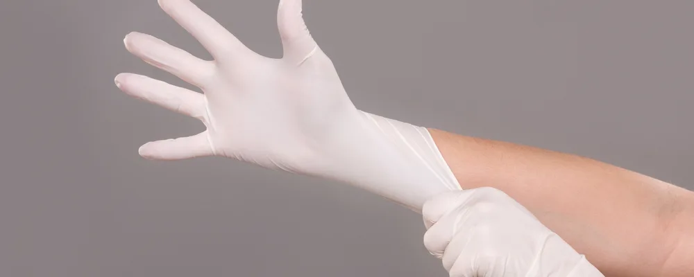 口腔外科の処置で器具を操作する術者の手元｜シティデンタルクリニック そよらリーフシティ市川